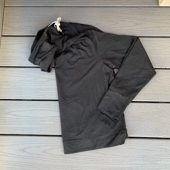 Vuori Halo Essential Hoodie and Vuori Daily Legging Set - Picture 9 of 16